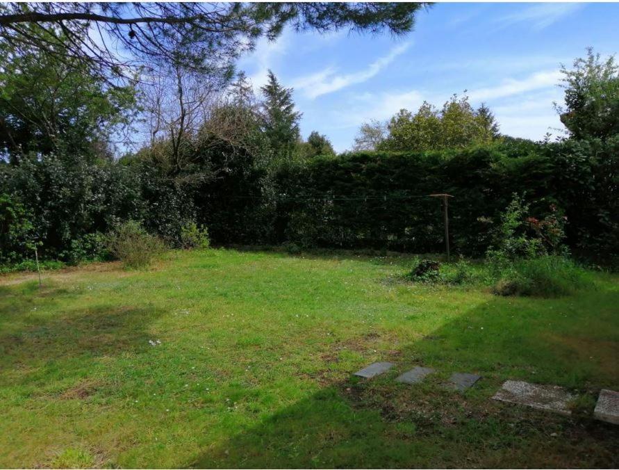 Emplacement De Toile De Tente Dans Jardin Cugand Bagian luar foto